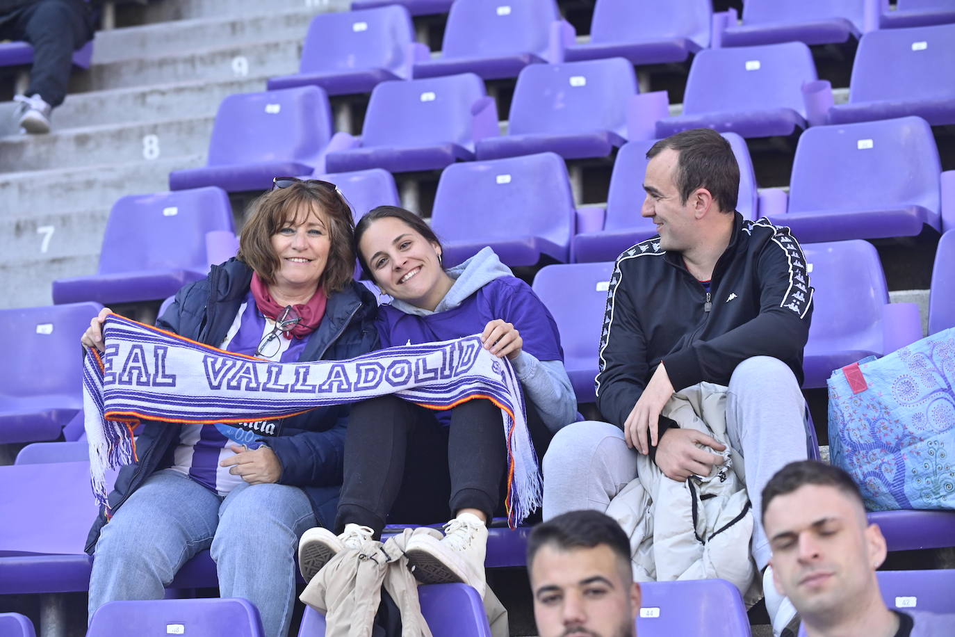 Búscate en la grada del estadio José Zorrilla (1/4)