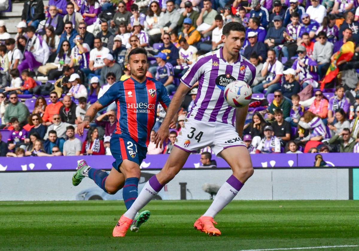 César Tárrega controla un balón.