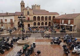 Motos en la Plaza Mayor de Torrelobatón durante la visita al municipio