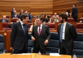 Carlos Fernández Carriedo, con Luis Miguel González Gago y Juan García-Gallardo antes del Pleno.