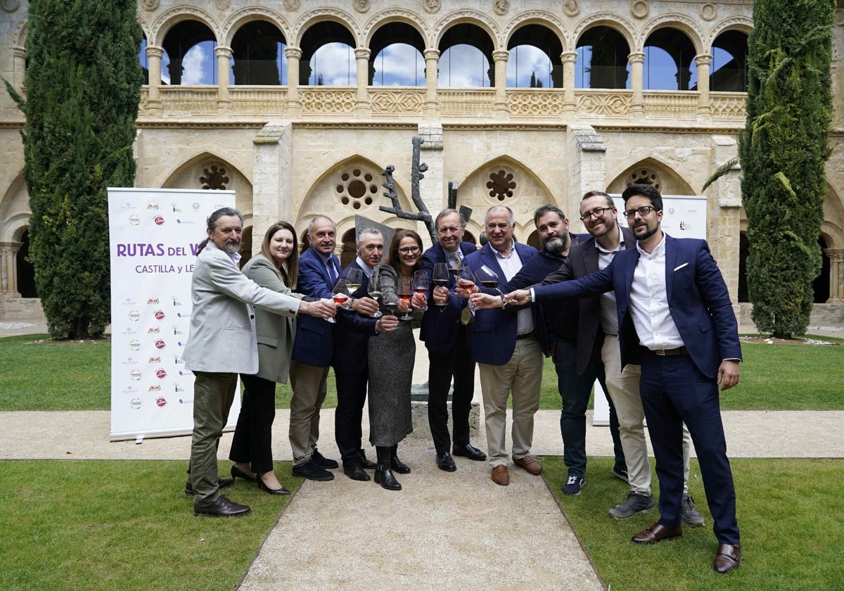 Presidentes de las rutas del vino que integran la asociación junto al director general de Turismo de la Junta de Castilla y León, Ángel González Pieras, brindando en el claustro de Santa María de Valbuena.