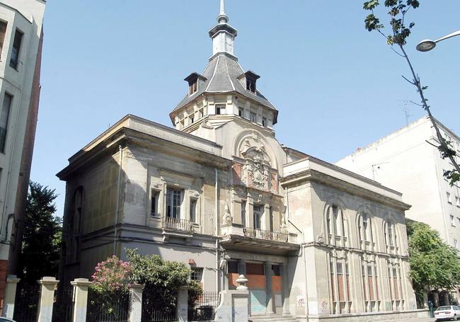 Edificio del número 5 de la calle Estación antes de su actual restauración.