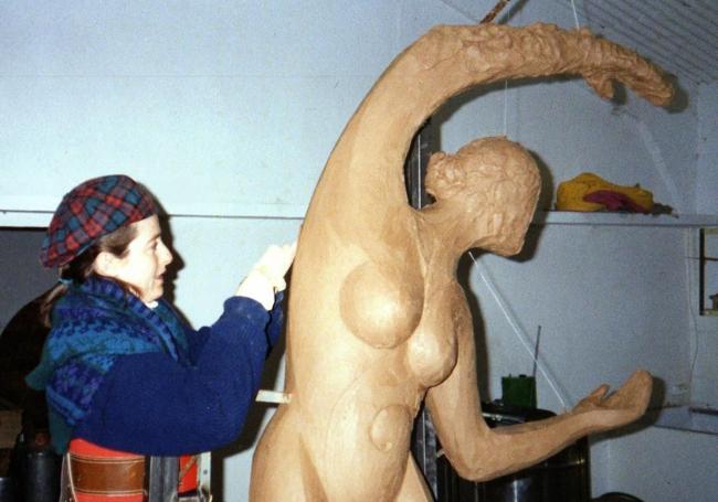 La escultora, trabajando en la creación de 'Danzando para la luna', en 1999.