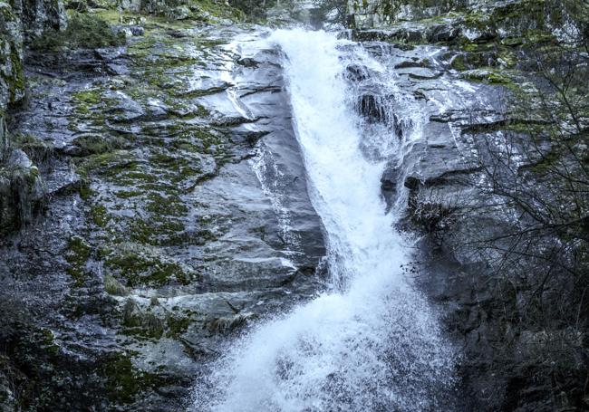 Santo de agua en la cascada de Navafría.