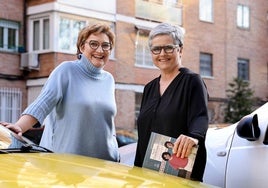 Sara Gutiérrez y Eva Orúe, junto a su libro.