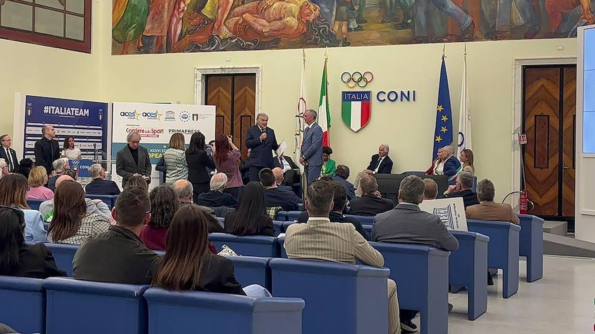 El alcalde, José Mazarías, recibe las credenciales, este lunes, en Roma.