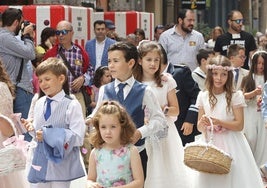 Niños de Comunión, en la procesión del Corpus del año pasado.