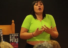 La activista y escritora Amelia Tiganus, durante su conferencia en Cuéllar.