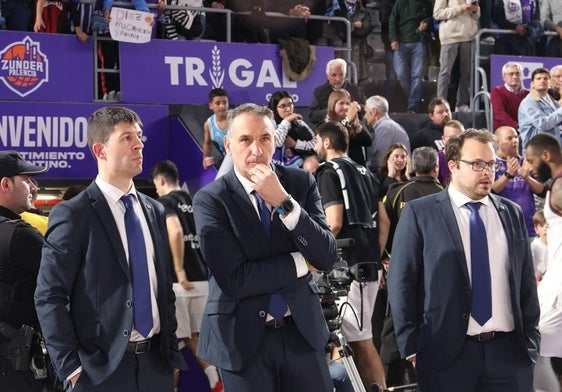 Luis Guil, con parte de su equpo técnico, al finalizar el encuentro ante el Baskonia.