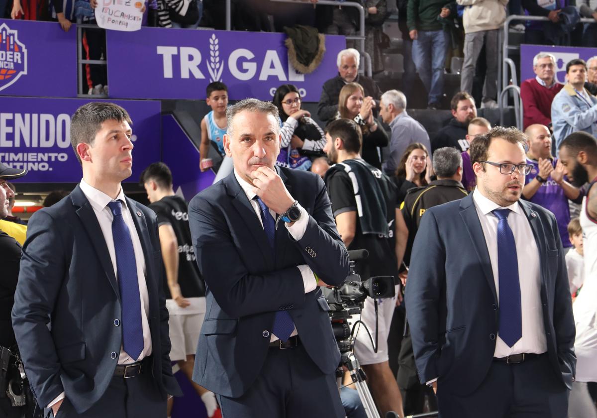 Luis Guil, con parte de su equpo técnico, al finalizar el encuentro ante el Baskonia.