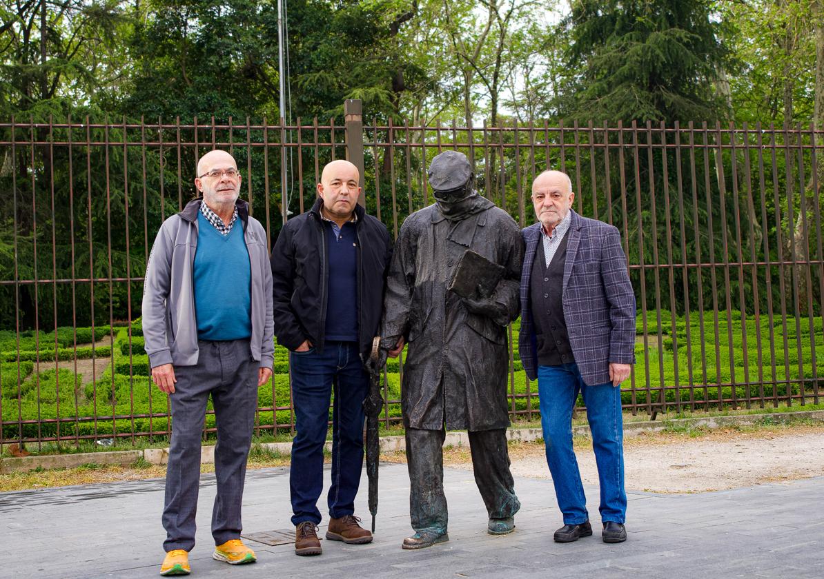 Desde la izquierda, Fernando Mateos, Michel y Miguel Jesús Sánchez, junto a la estatua de Delibes.