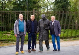 Desde la izquierda, Fernando Mateos, Michel y Miguel Jesús Sánchez, junto a la estatua de Delibes.