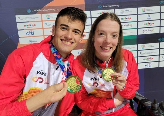 Luis Huerta y Marta Fernández muestran sus medallas.