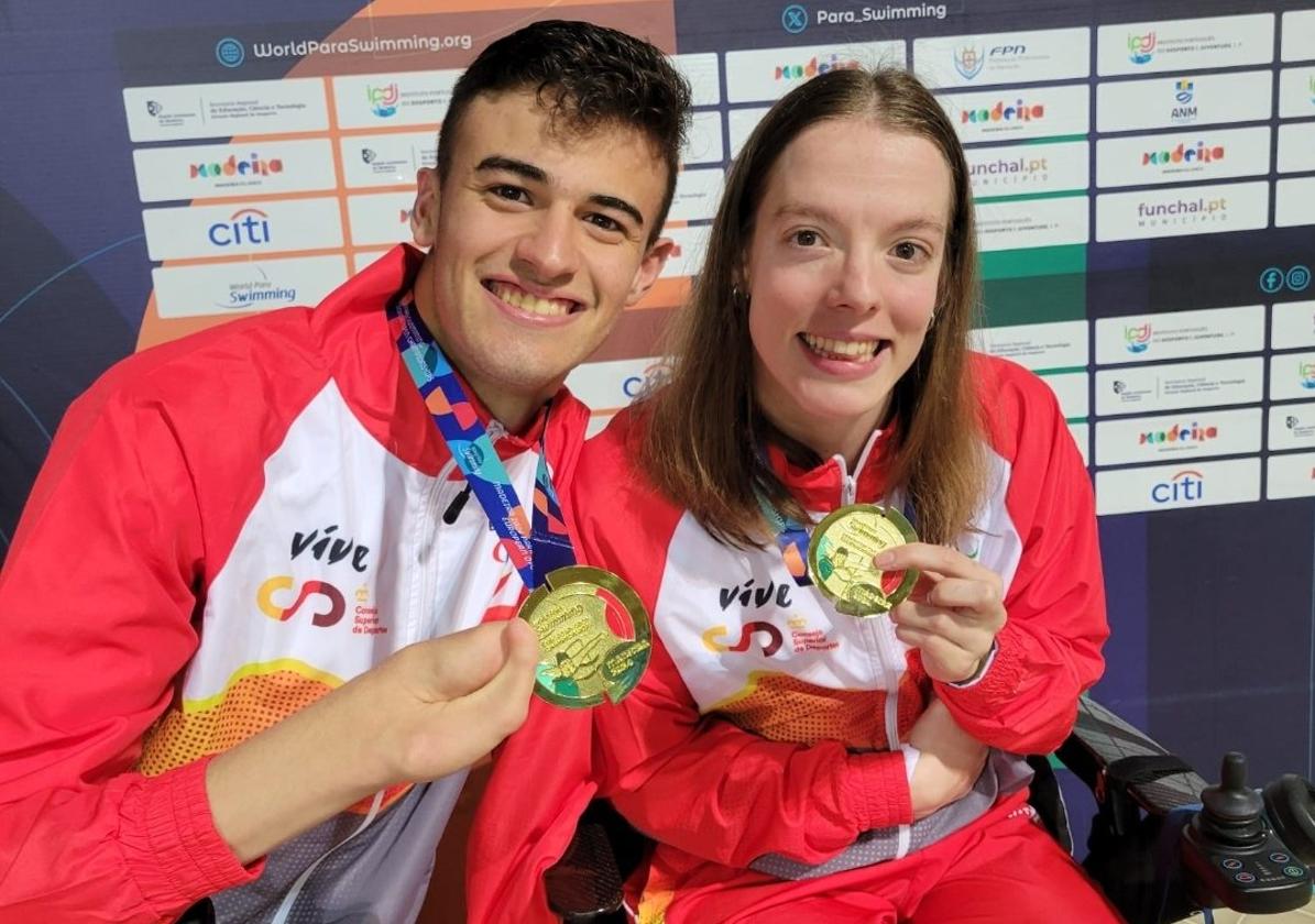 Luis Huerta y Marta Fernández muestran sus medallas.