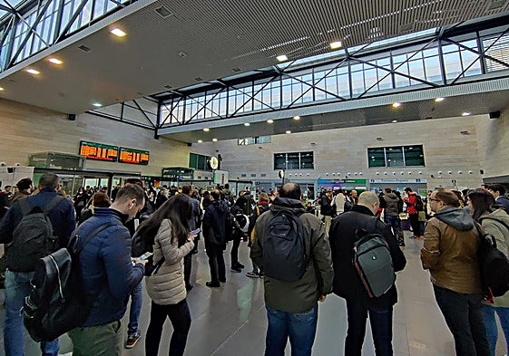 Decenas de personas esperan en la estación segoviana este lunes, con motivo de los retrasos.