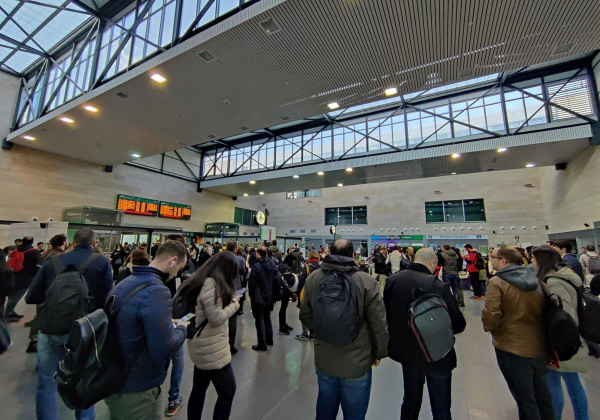 Decenas de personas esperan en la estación segoviana este lunes, con motivo de los retrasos.