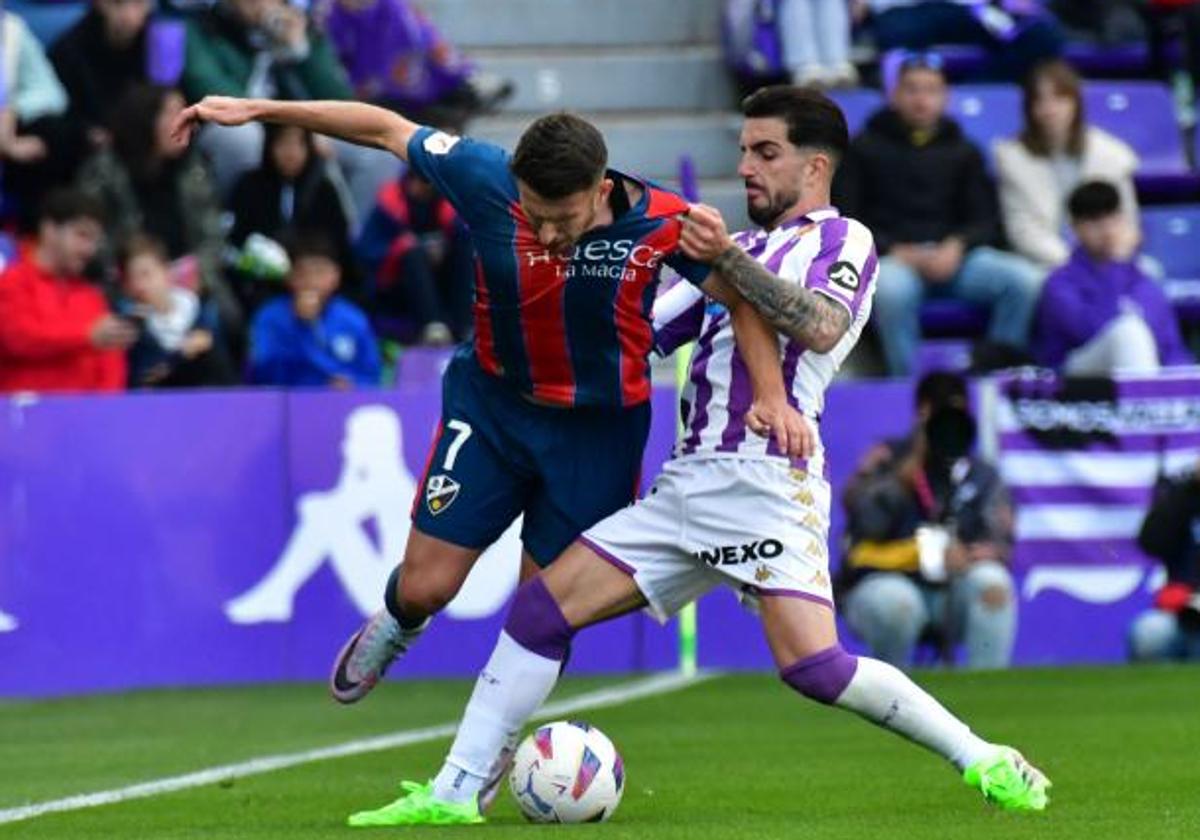 Monchu obstaculiza el avance de Gerard Valentín durante el último Real Valladolid-Huesca