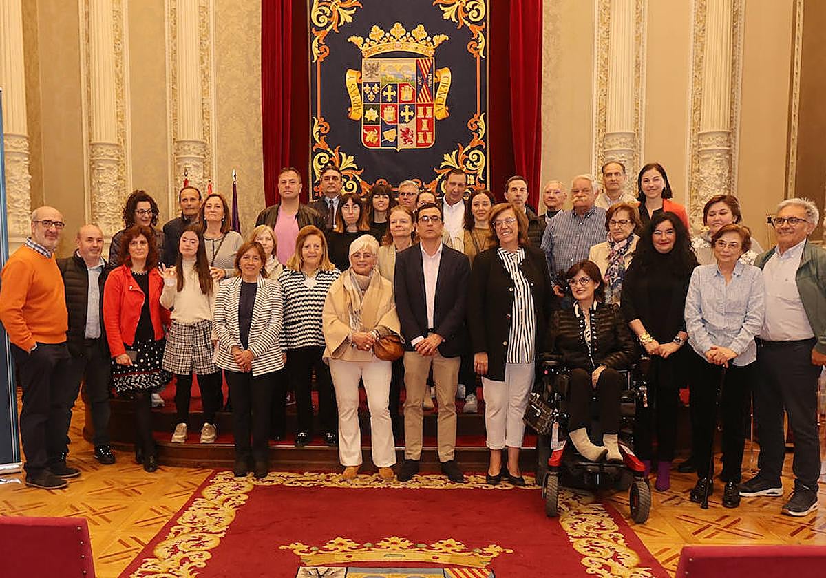 La presidenta de la Diputación y el diputado Juan Antonio Obispo, con representantes de las entidades.