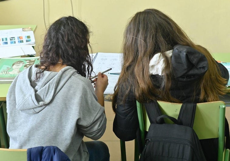 Una de las alumnas ayudantes del centro Jorge Guillén, de Villalón de Campos, ayuda a su compañera, que no habla español.