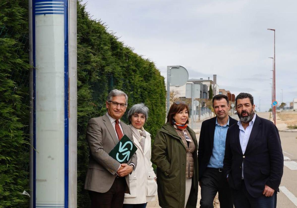 Eduardo Cabanillas y Alberto Gutiérrez, a la izquierda y derecha de la foto, en una parada de Auvasa.