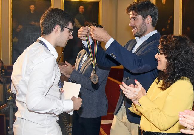 Diego Álvarez, recibiendo la medalla en el parainfo de la Universidad de Valencia.