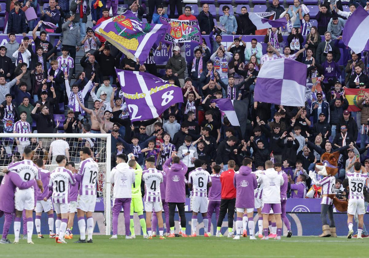 Los jugadores celebran con los aficionados el último triunfo ante el Huesca.