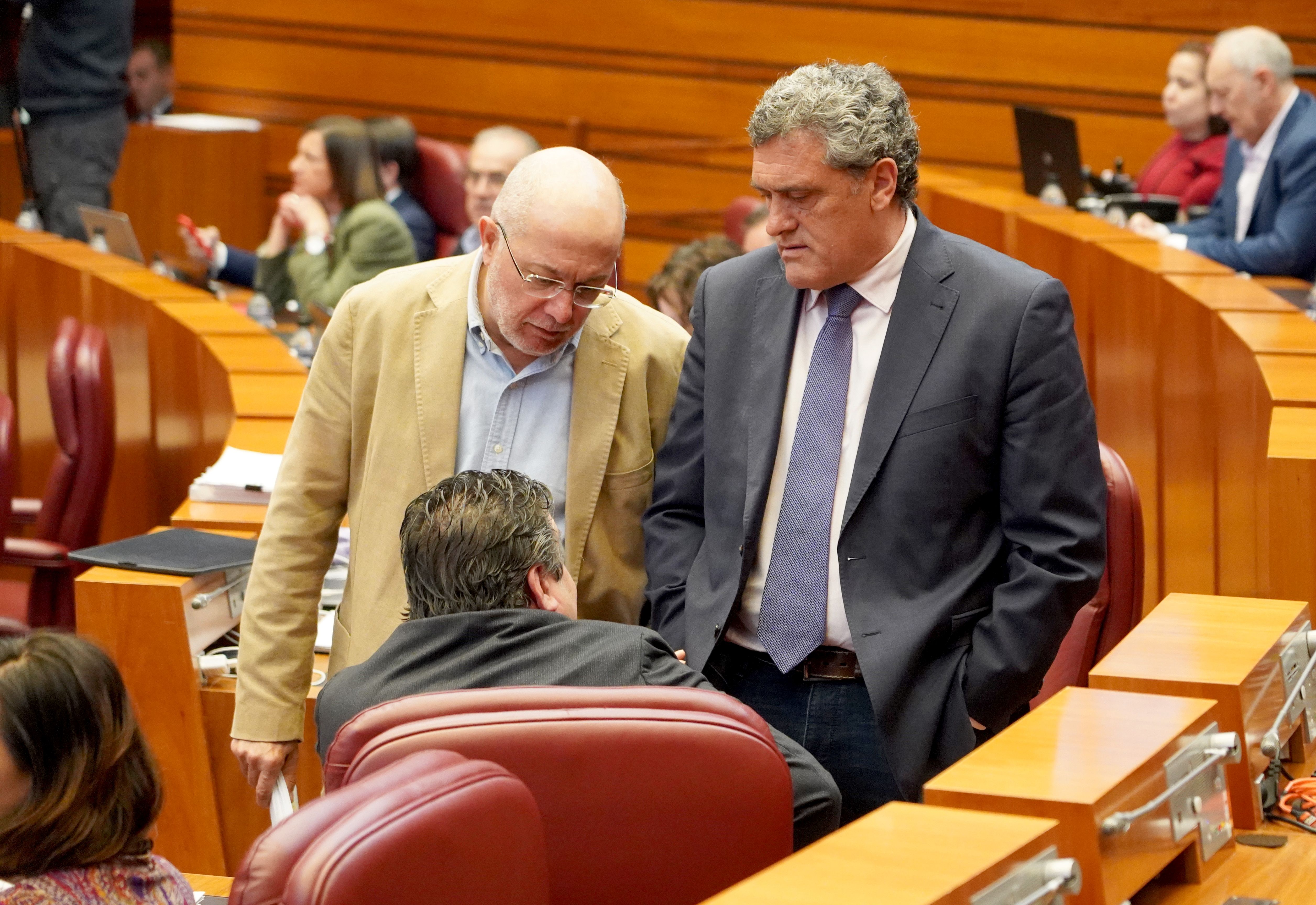 Francisco Igea, Pedro Pascual (Por Ávila) y Luis Mariano Santos (UPL), durante el Pleno.