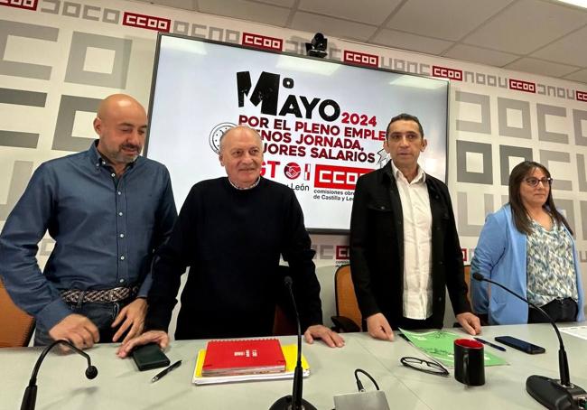 El secretario de Organización de UGT Castilla y León, Óscar Lobo; el secretario regional del sindicato, Faustino Temprano; su homólogo en CC OO, Vicente Andrés, y la secretaria de Organización de este último sindicato, Sheila Mateos, durante la presentación del manifiesto conjunto.