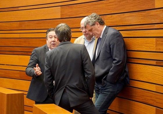 Luis Mariano Santos (UPL), Juan Antonio Palomar (Soria ¡Ya!), Francisco Igea y Pedro Pascual (Por Ávila), durante la segunda sesión del Pleno de presupuestos.