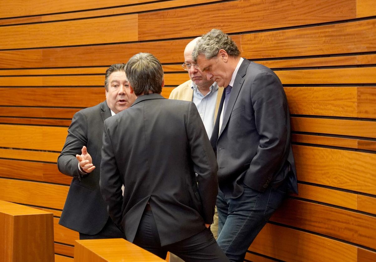 Luis Mariano Santos (UPL), Juan Antonio Palomar (Soria ¡Ya!), Francisco Igea y Pedro Pascual (Por Ávila), durante la segunda sesión del Pleno de presupuestos.