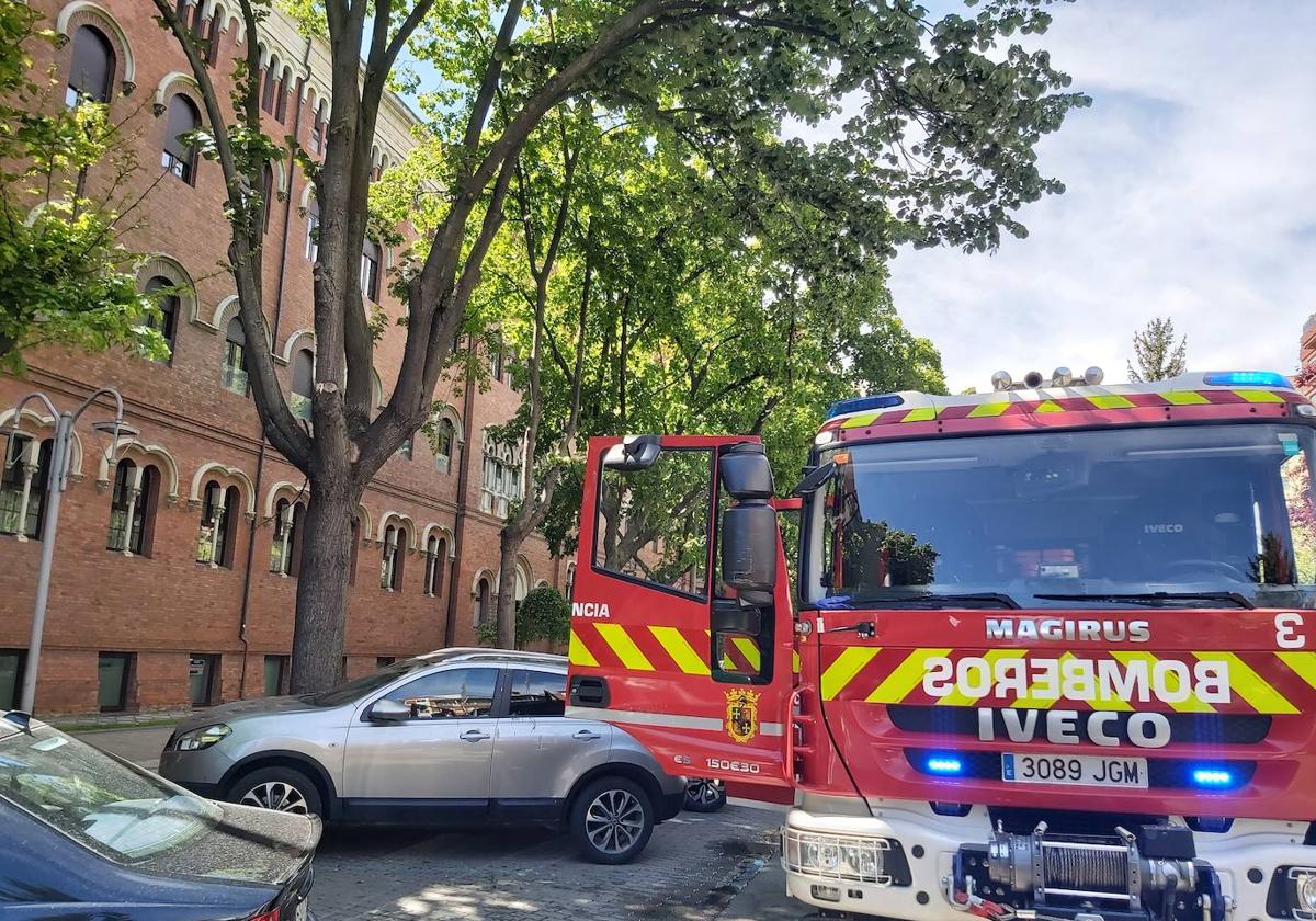 Los bomberos, junto al edificio en el que se ha desatado el incendio en la cocina.