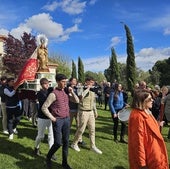 Los Quintos de Pedrajas cumplen con la tradición del traslado de la Virgen de Sacedón