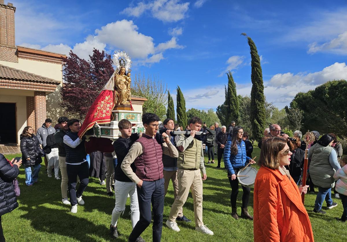 Los quintos trasladan a hombros la imagen de la Virgen de Sacedón desde su ermita al templo parroquial.