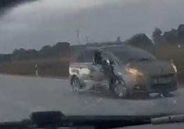 El coche accidentado, a un lado de la carretera.