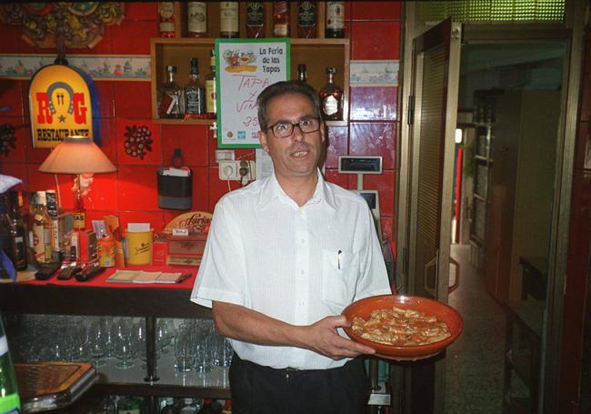 Emilio Fernández Chicote, propietario del restaurante y portavoz de las quejas vecinales, muestra unas manillas de lechazo en cazuela de barro en el Rancho Grande en el 2000.