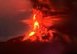 La violenta erupción del volcán Ruang, en imágenes