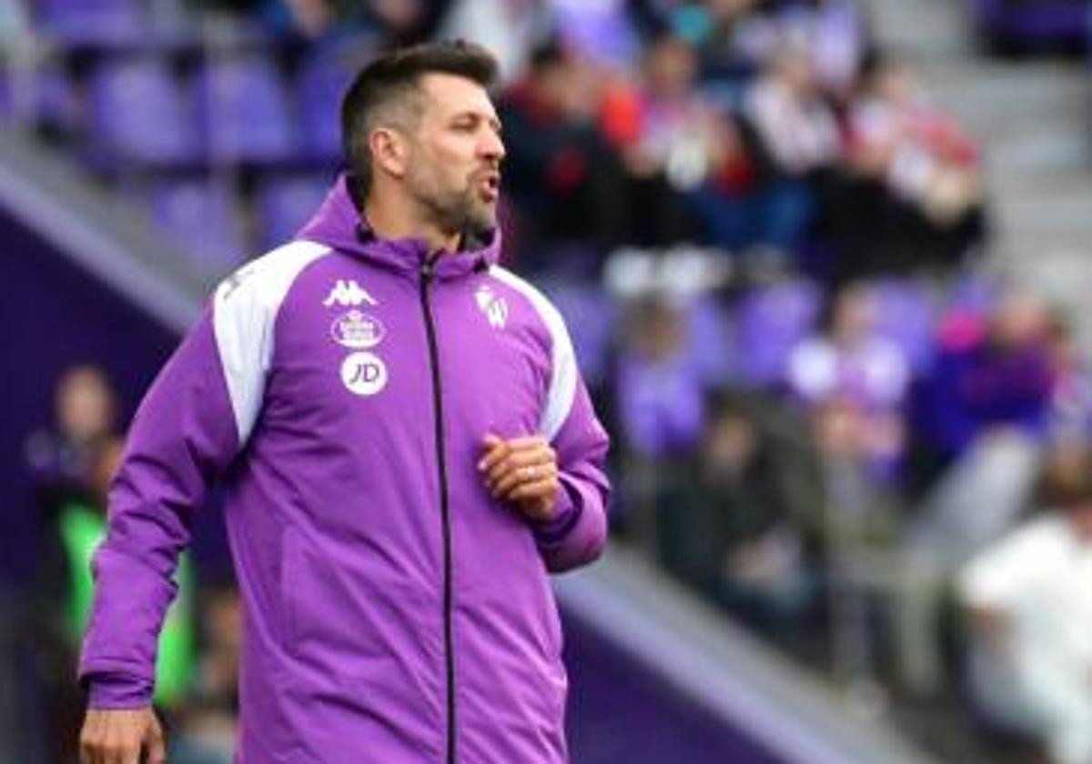 Paulo Pezzolano, durante el último Real Valladolid-Huesca