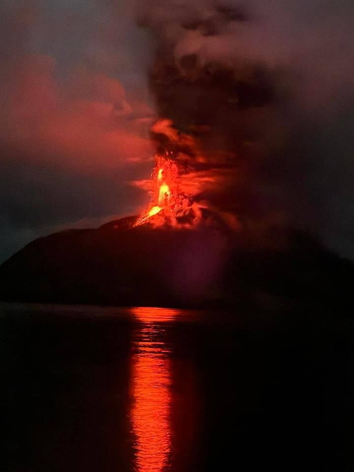 Erupción del volcán Ruang, en Indonesia