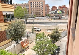 Vista del Mercado de Delicias y de las rampas del nuevo paso bajo las vías desde Padre Claret, una de las calles de salida de la plaza Circular.