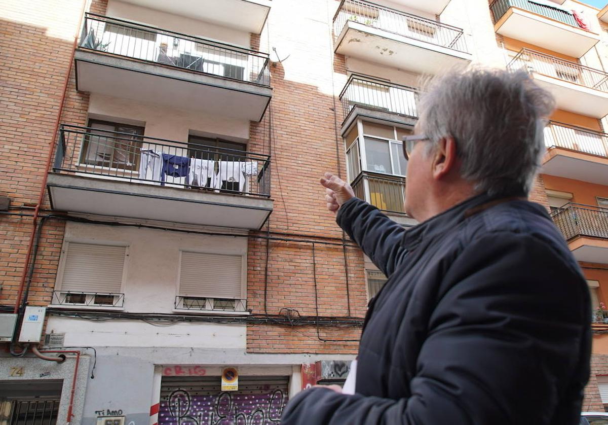 Ángel Travé, vecino de Caamaño 74, señala el lugar de la explosión.