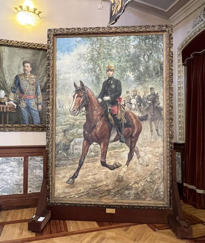 Imagen secundaria 2 - Cuadro de la 'Batalla de Treviño', en el salón de actos, escaleras de mármol y retrato de Alfonso XIII, realizado por Román Navarro y García de Vinuesa, un oficial que estudió en la Academia.