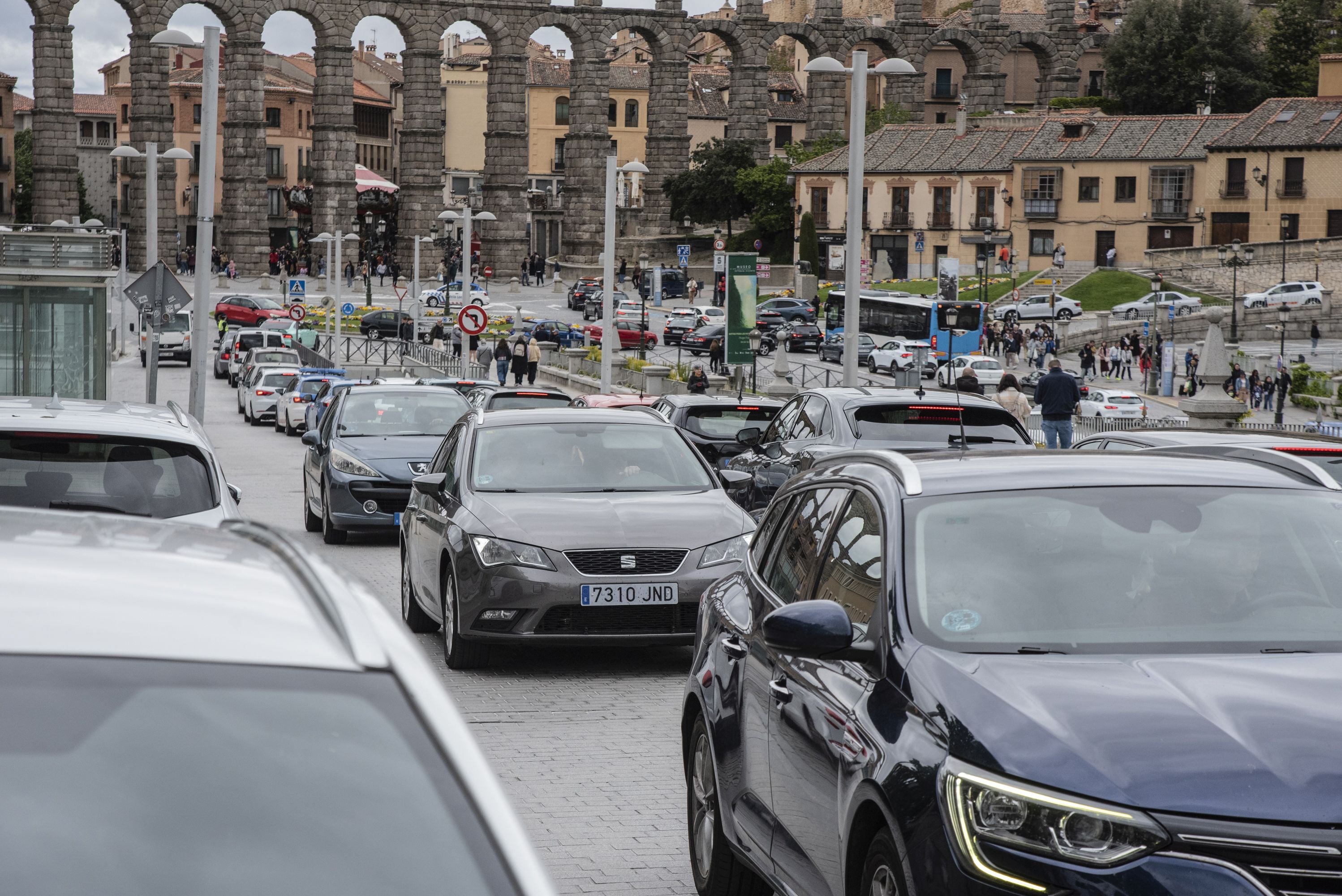 Fotografías de los atascos en Segovia este 2 de mayo