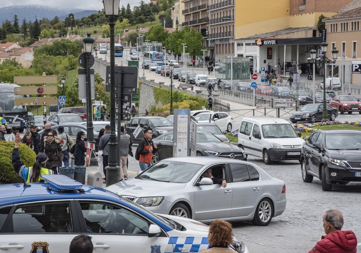 Policía Local regula la circulación de peatones y vehículos en la plaza de Artillería.