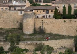 La protagonista de la serie 'Beguinas' bordea a caballo la muralla de Segovia.