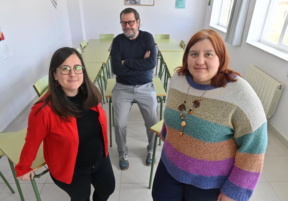 Eva Henar Andrés, Carlos San Segundo (Coordinador de Infancia Juventud y Familia de Cáritas Valladolid) y Elena Rueda