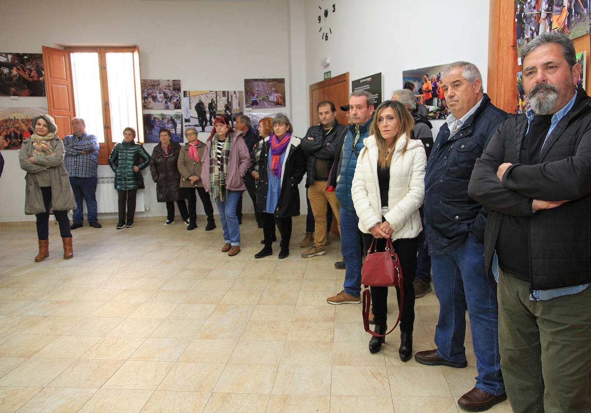 Vecinos de Sebúlcor atienden las intervenciones de las autoridades, los organizadores y los patrocinadores de la muestra de fotografías.