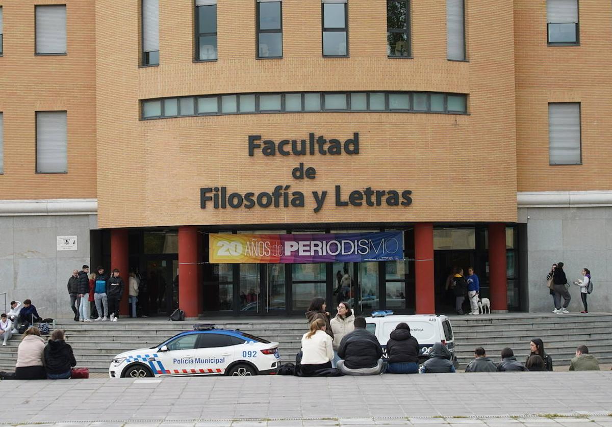 La Policía Municipal, en la entrada a la facultad de Filosofía y Letras.