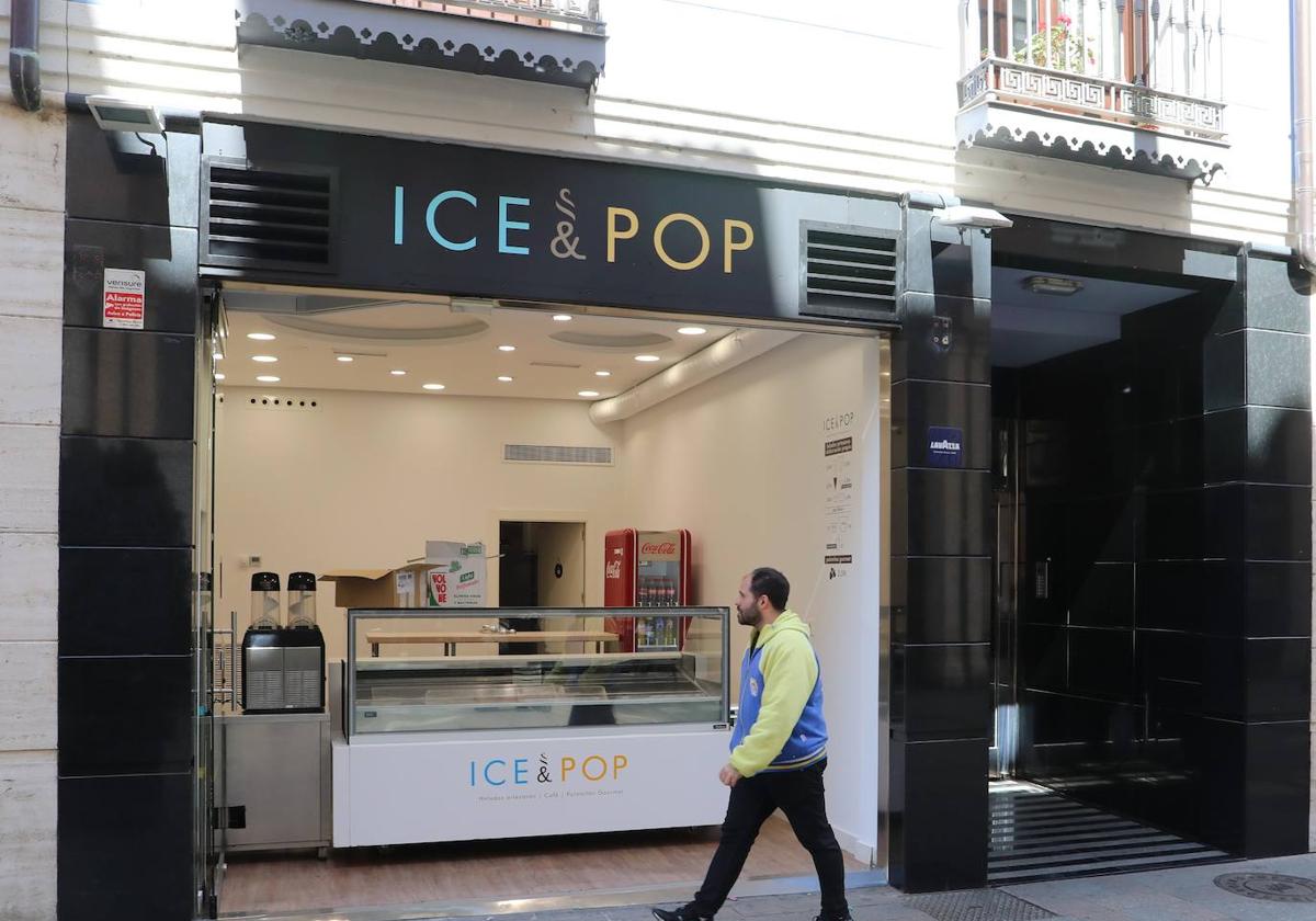 Puesta a punto del antiguo local de Polo en la Calle Mayor para abrir 'Ice&Pop'.