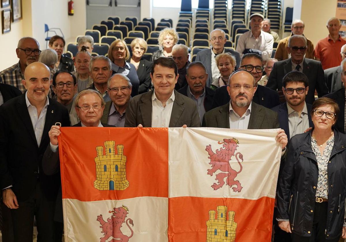 El presidente de la Junta, Alfonso Fernández Mañueco, junto al candidato popular Alejandro Fernández en el centro de Castilla y León en Barcelona.