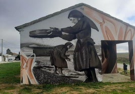 Un niña corretea junto a uno de los murales ubicados en la provincia salmantina.